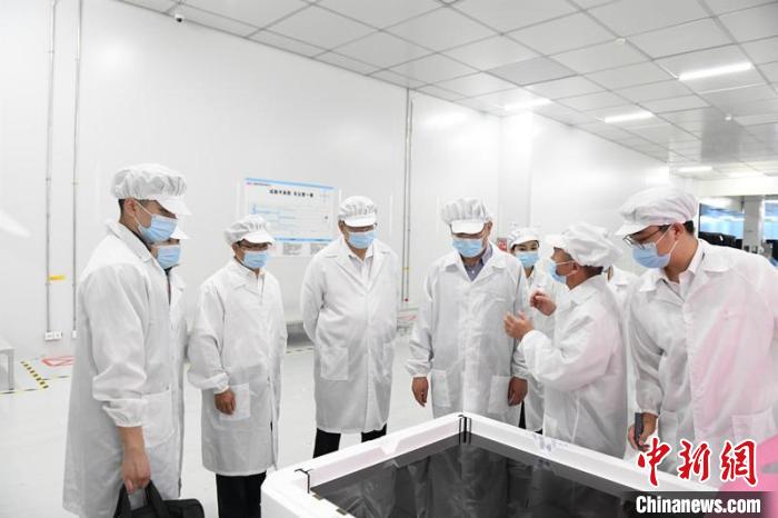 圖為蔡達(dá)峰一行在惠科電子(北海)科技產(chǎn)業(yè)園調(diào)研?！×趾?攝