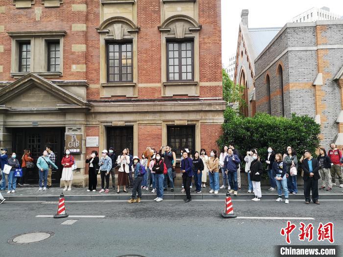 新階層人士走讀“外灘源”?！》队畋?攝