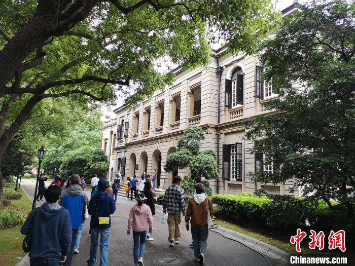 新階層人士參觀英國(guó)駐滬領(lǐng)事館。　范宇斌 攝