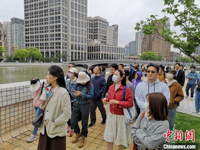 新階層人士走讀黃浦蘇州河沿岸。　范宇斌 攝