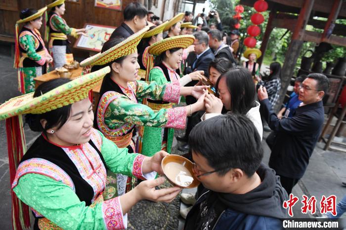 楓香瑤寨村民用攔門酒熱情迎接客人?！钊A峰 攝
