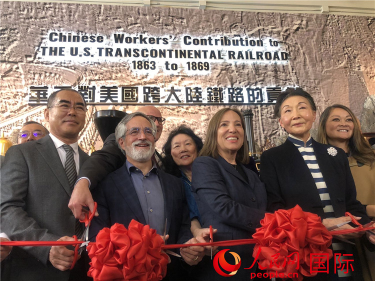 圖為（從右到左）方李邦琴、加州副州長康依蓮、舊金山市議長佩斯金、中國駐舊金山副總領(lǐng)事潘慶江在剪彩。人民網(wǎng)記者 鄧圩攝