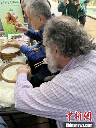 外交官們體驗(yàn)做立夏餅。　華東師范大學(xué)供圖