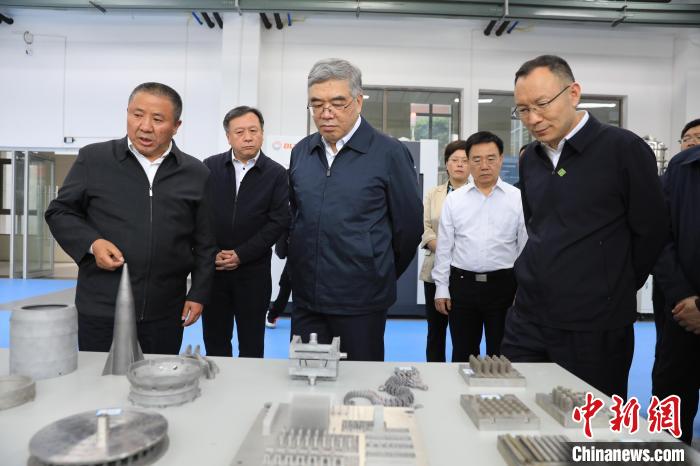 民進(jìn)中央常務(wù)副主席朱永新率調(diào)研組赴四川開展重點(diǎn)考察調(diào)研。圖為在四川工程職業(yè)技術(shù)學(xué)院考察調(diào)研?！∶襁M(jìn)中央供圖