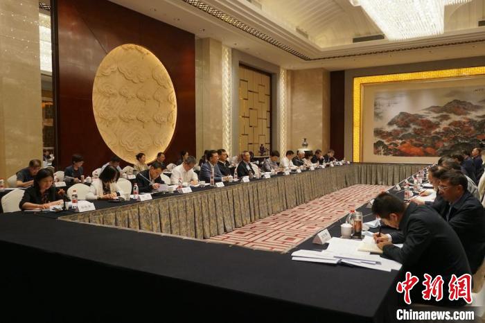 民進(jìn)中央主席蔡達(dá)峰近日率調(diào)研組赴江蘇開展重點(diǎn)考察調(diào)研。圖為在調(diào)研座談會(huì)現(xiàn)場(chǎng)?！∶襁M(jìn)中央供圖