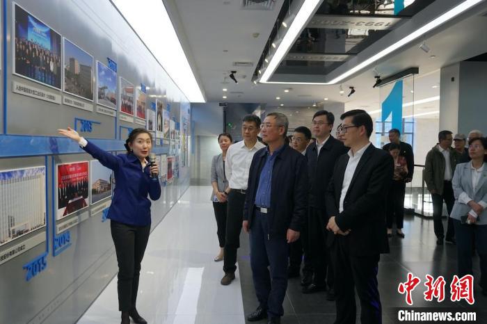 民進(jìn)中央主席蔡達(dá)峰近日率調(diào)研組赴江蘇開展重點(diǎn)考察調(diào)研。圖為在江陰實(shí)地考察雙良集團(tuán)有限公司?！O權(quán) 攝
