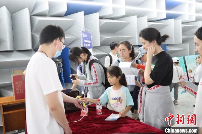 中科院聲學(xué)所公眾科學(xué)日活動(dòng)現(xiàn)場(chǎng)。　中科院聲學(xué)所 供圖