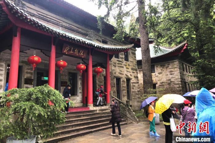 圖為在廬山抗戰(zhàn)博物館外，有不少等待參觀的游客?！蛆i泉 攝