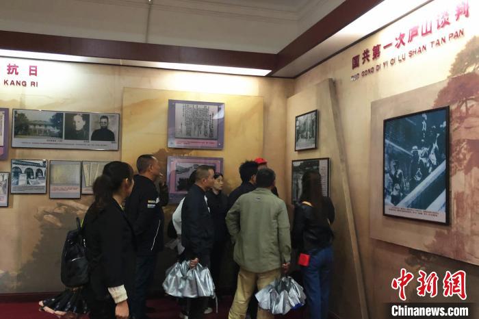 圖為游客在廬山抗戰(zhàn)博物館內(nèi)參觀。　吳鵬泉 攝