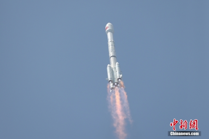 5月17日10時49分，我國在西昌衛(wèi)星發(fā)射中心用長征三號乙運載火箭，成功發(fā)射第五十六顆北斗導航衛(wèi)星。該衛(wèi)星屬地球靜止軌道衛(wèi)星，是我國北斗三號工程的首顆備份衛(wèi)星。入軌并完成在軌測試后，將接入北斗衛(wèi)星導航系統(tǒng)。此次發(fā)射是北斗三號工程高密度組網(wǎng)之后，時隔3年的首發(fā)任務。朱磊 攝