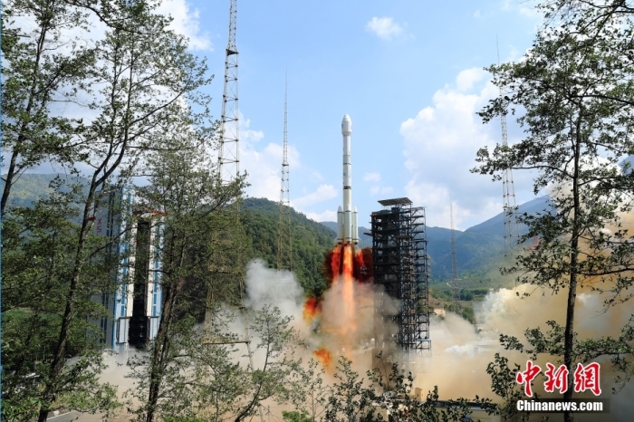 5月17日10時49分，我國在西昌衛(wèi)星發(fā)射中心用長征三號乙運載火箭，成功發(fā)射第五十六顆北斗導航衛(wèi)星。該衛(wèi)星屬地球靜止軌道衛(wèi)星，是我國北斗三號工程的首顆備份衛(wèi)星。入軌并完成在軌測試后，將接入北斗衛(wèi)星導航系統(tǒng)。此次發(fā)射是北斗三號工程高密度組網(wǎng)之后，時隔3年的首發(fā)任務。楊志遠 攝