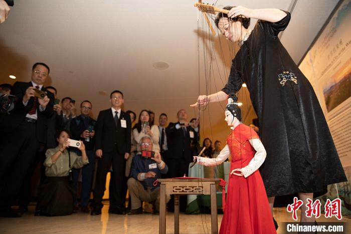 當(dāng)?shù)貢r(shí)間5月19日，中國(guó)常駐聯(lián)合國(guó)代表團(tuán)、中國(guó)文化和旅游部、泉州市人民政府在紐約聯(lián)合國(guó)總部聯(lián)合舉辦“茶和天下·雅集”主題展覽和招待會(huì)。圖為展覽表演泉州提線木偶寫書法。 <a target='_blank' href='/' _fcksavedurl='/'><p  align=