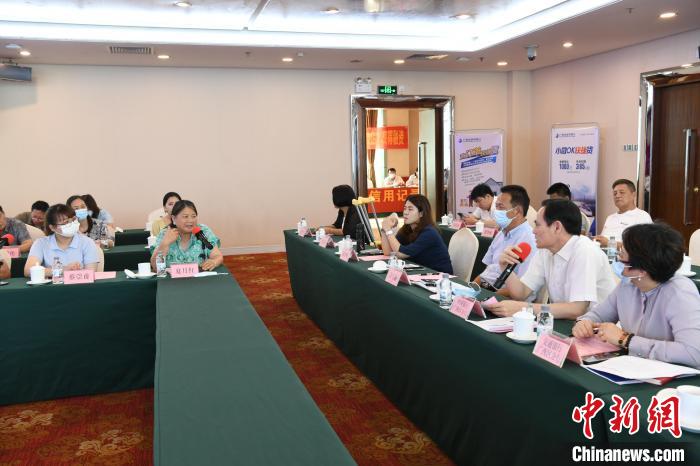 圖為中國(guó)銀行廣西分行代表在回應(yīng)桂林歸義生態(tài)農(nóng)業(yè)有限公司總經(jīng)理夏月紅的貸款需求?！∈Y雪林 攝