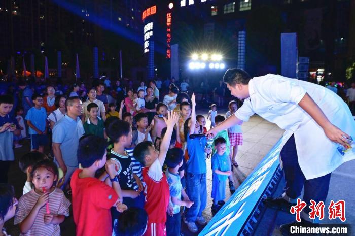 2023年鷹潭市“好奇心”科普節(jié)吸引了不少孩子踴躍參與?！≈鬓k方 供圖