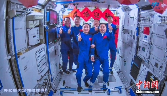 圖為神舟十五號航天員乘組與神舟十六號航天員乘組“全家?！?。中國載人航天工程辦公室 供圖