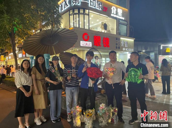 在東陽(yáng)橫店，宣講團(tuán)導(dǎo)師、成員與橫店演員(右三)合影?！?東陽(yáng)市融媒體中心 供圖