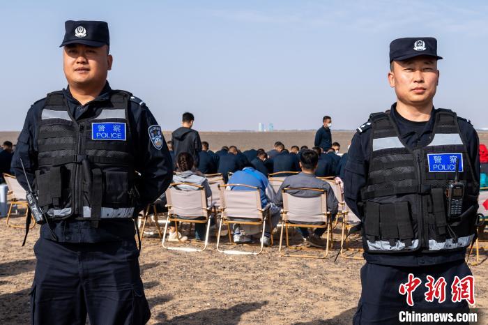 圖為承擔(dān)神舟十六號(hào)載人飛船安保任務(wù)的移民管理警察?！∨ｖ?攝