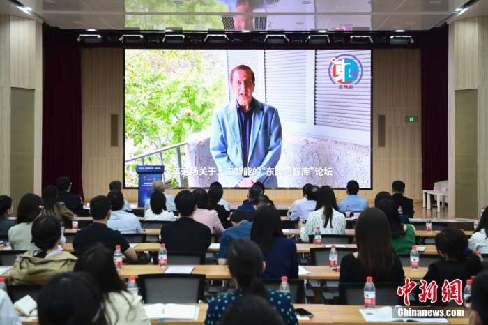 5月30日，<a target='_blank' href='/'>中新社</a>第二屆“東西問(wèn)智庫(kù)”主題論壇在北京舉行，多位中外專家圍繞“AI革命與文明進(jìn)化”展開討論。圖為美國(guó)加州理工學(xué)院電氣工程和計(jì)算機(jī)科學(xué)教授、人工智能專家亞瑟·阿布-穆斯塔法通過(guò)視頻在論壇上作主旨演講。<a target='_blank' href='/'>中新社</a>記者 田雨昊 攝