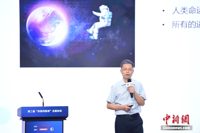 5月30日，<a target='_blank' href='/'>中新社</a>第二屆“東西問(wèn)智庫(kù)”主題論壇在北京舉行，多位中外專家圍繞“AI革命與文明進(jìn)化”展開討論。圖為北京大學(xué)新聞與傳播學(xué)院教授胡泳在論壇上作主旨演講。<a target='_blank' href='/'>中新社</a>記者 田雨昊 攝