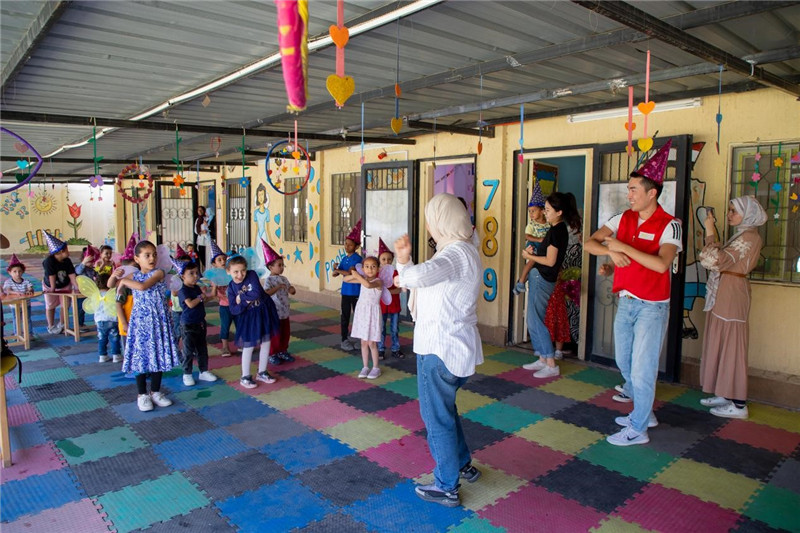圖為中埃青年志愿者在埃及新開(kāi)羅幼兒園開(kāi)展“志愿服務(wù)伴成長(zhǎng)，中埃攜手慶六一”活動(dòng)。中建埃及分公司供圖