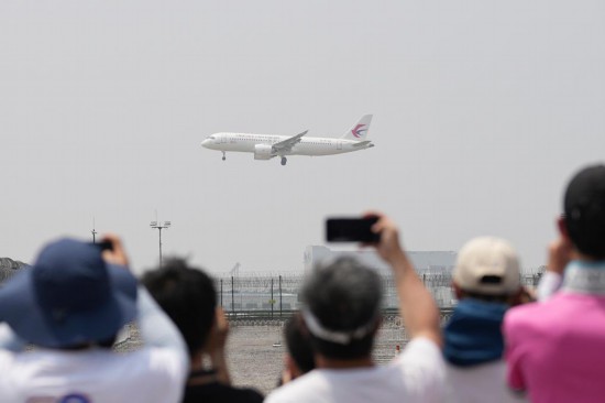 5月28日，C919首個(gè)商業(yè)航班東航MU9191飛抵北京首都國(guó)際機(jī)場(chǎng)。新華社記者鞠煥宗攝