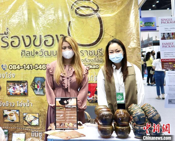 泰國(guó)舉辦規(guī)模最大旅游B2B銷售活動(dòng)對(duì)接全球旅游業(yè)，圖為交易會(huì)上的陶瓷工藝品展位。 王賢思 攝