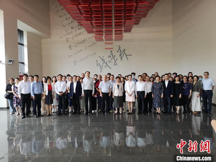 上海僑界人士參觀上海交通大學(xué)錢學(xué)森圖書館?！》队畋?攝