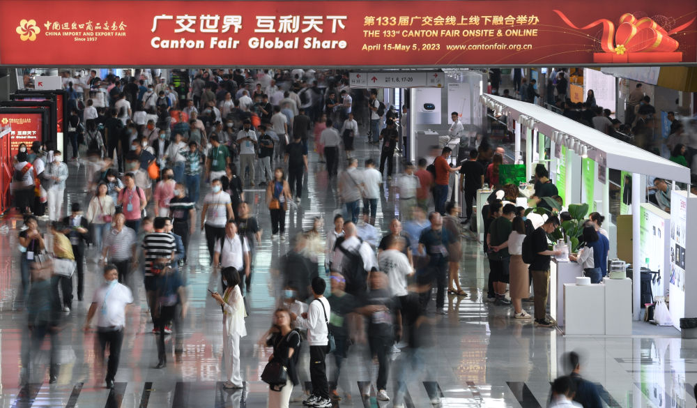 這是4月15日拍攝的廣交會現(xiàn)場。第133屆中國進(jìn)出口商品交易會（廣交會）全面恢復(fù)線下展，吸引220多個(gè)國家和地區(qū)的數(shù)十萬采購商報(bào)名參會。新華社記者 鄧華 攝
