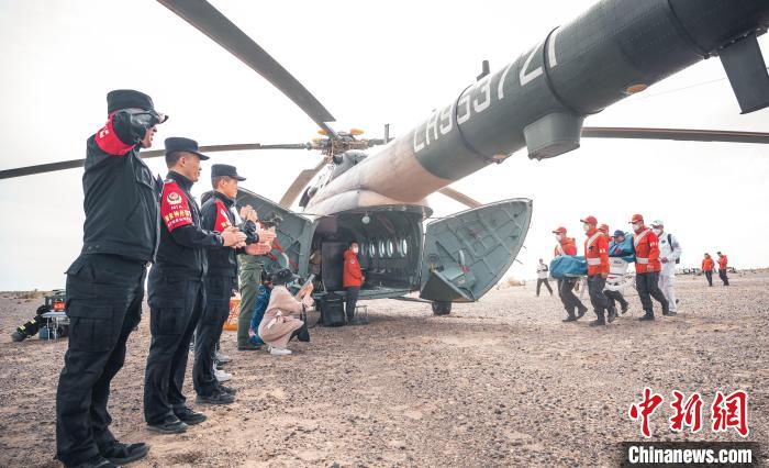 圖為阿拉善邊境管理支隊(duì)民警目送航天員登機(jī)離開(kāi)?！缇?攝