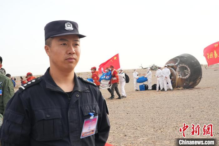 圖為阿拉善邊境管理支隊(duì)民警在著陸場(chǎng)開(kāi)展安保工作?！埥?攝