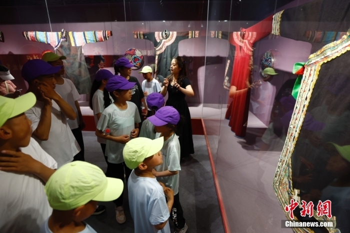 圖為藏族青少年們參觀民族博物館。<a target='_blank' href='/' _fcksavedurl='/'><p  align=