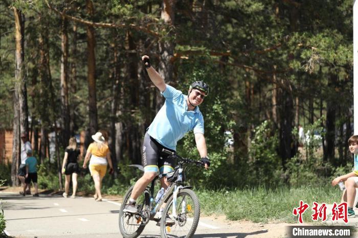 當(dāng)?shù)貢r(shí)間4日，哈外交部副部長(zhǎng)羅曼·瓦西連科在騎行活動(dòng)中?！喰琶貢幑﹫D