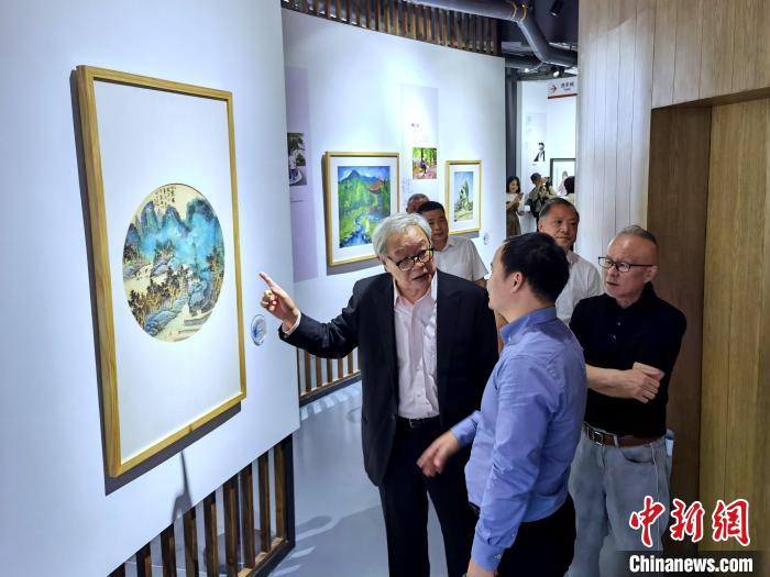 海峽兩岸藝術家畫展上，藝術家進行藝術交流?！「毒窜?攝