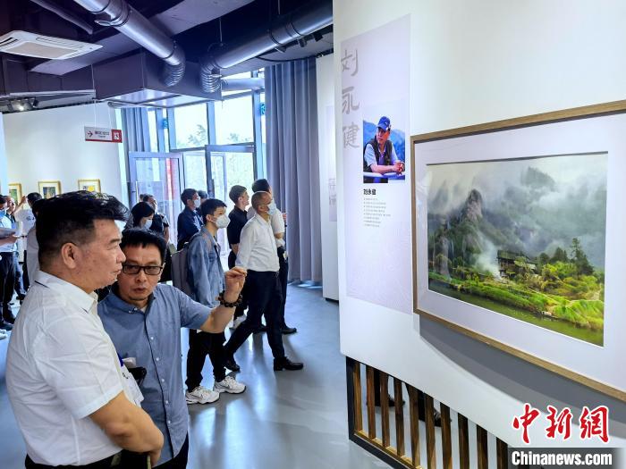 海峽兩岸藝術家畫展上，藝術家進行藝術交流?！「毒窜?攝