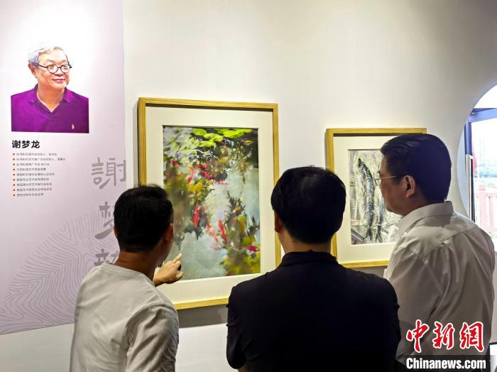 “求同存藝——海峽兩岸藝術家畫展”展出百余幅兩岸藝術家畫作?！「毒窜?攝