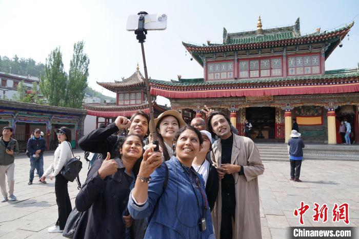 圖為外國記者在塔爾寺合影?！●R銘言 攝