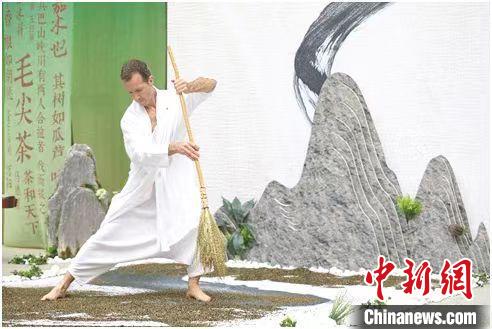 圖為《信陽毛尖·茶舞》沉浸式藝術(shù)表演。　信陽市委宣傳部供圖