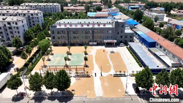 德州陵城區(qū)開放1297處鎮(zhèn)村公共場地，緩解農(nóng)民曬糧難題?！×瓿菂^(qū)委宣傳部供圖