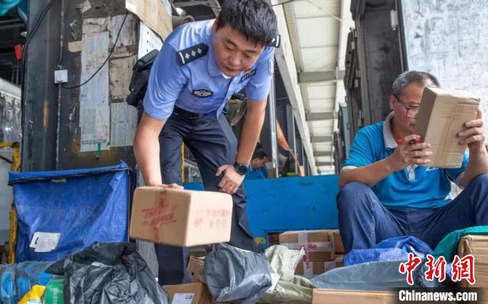 肥東縣公安局針對劇毒化學品和易制爆危險化學品生產企業(yè)開展安全檢查工作?！『戏示焦﹫D