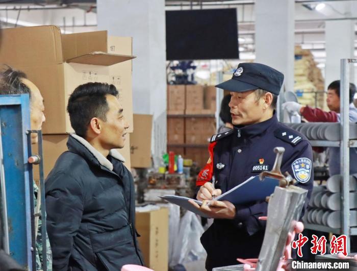 3月30日，大興派出所民警來到轄區(qū)中小企業(yè)，開展“為民為企為項目”走訪活動?！『戏示焦﹫D