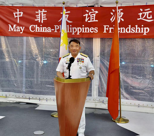菲海軍司令阿達(dá)奇代表菲馬科斯總統(tǒng)歡迎“戚繼光”艦到訪(fǎng)。中國(guó)駐菲律賓大使館供圖