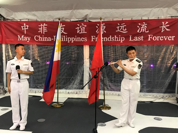 艦上官兵表演歌舞、民樂(lè)、武術(shù)等節(jié)目。中國(guó)駐菲律賓大使館供圖