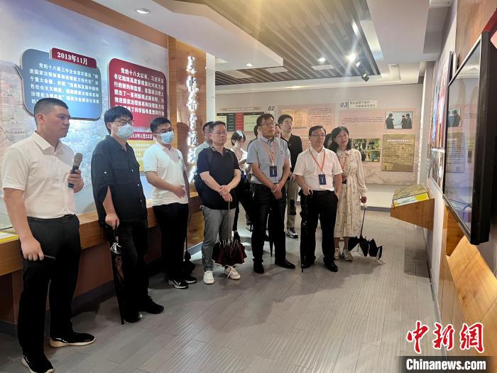 與會(huì)人員在后陳村走訪。　董易鑫 攝