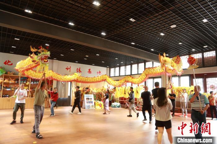 臺胞臺屬體驗舞龍?！≈芪的裙﹫D