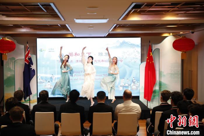 澳大利亞悉尼中學(xué)生參加“茶和天下”雅集文化體驗活動。圖為悉尼夕月組合的茶舞表演《福茶香飄》。　顧時宏 攝