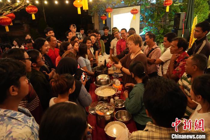 現(xiàn)場包粽子教學(xué)。陶暹光攝