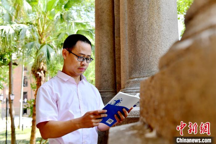 圖為福建師范大學(xué)教育學(xué)院臺(tái)灣教師陳昭志正在看書?！蚊?攝