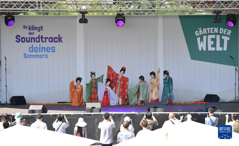 7月8日，在德國柏林世界公園，漢服愛好者進(jìn)行漢服展示。新華社記者 任鵬飛 攝