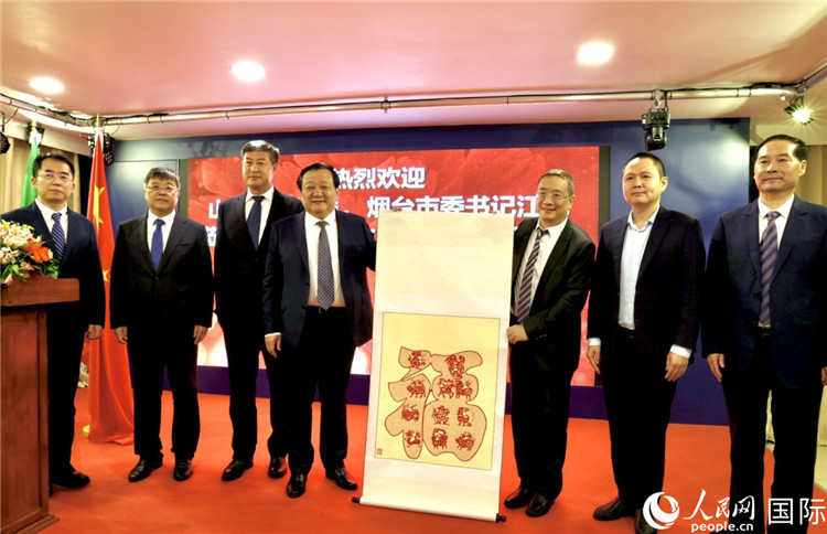 參加座談會(huì)的主要嘉賓合影留念。人民網(wǎng)記者宋亦然攝
