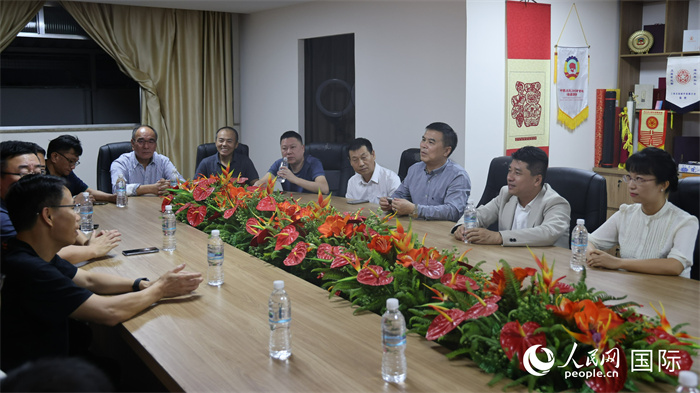 與會(huì)代表進(jìn)行座談交流。（人民網(wǎng)記者  時(shí)元皓攝）